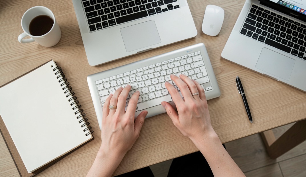 Browser tests versus installed typing tutors: browser and installed tools shown clearly in a quiet practice setting